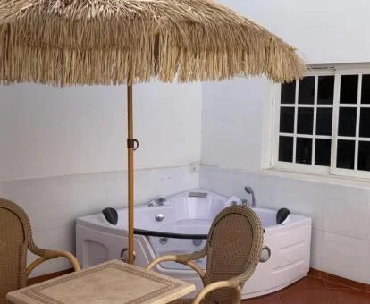 Terraza con bañera de hidromasaje privada de este coqueto apartamento