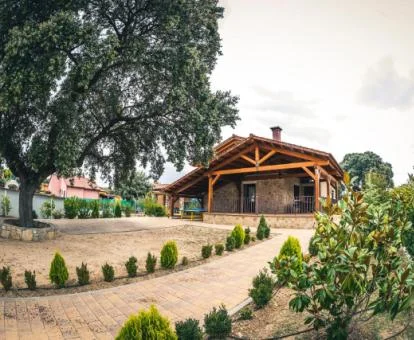 Preciosa casita independiente con zona exterior y piscina privada.