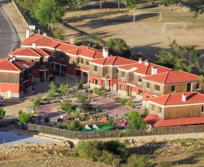 Establecimiento de casas rurales con zona exterior de uso compartido.