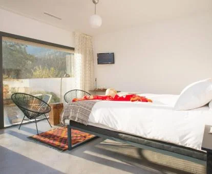 Una de las preciosas habitaciones con vistas a la naturaleza de este alojamiento rural.
