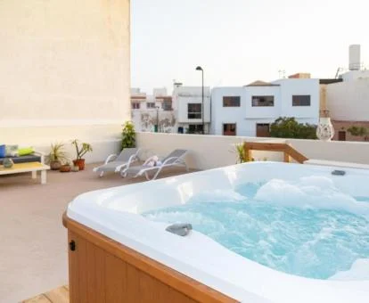 Terraza solarium con bañera de hidromasaje exterior en marcha.