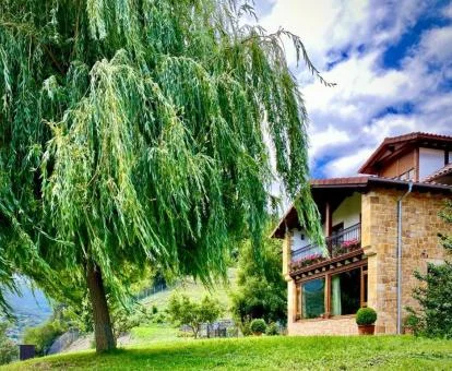 Precioso edificio rodeado de naturaleza que alberga esta bonita posada.
