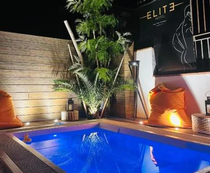 Acogedor rincón con jacuzzi de en la terrza de este hotel con encanto.