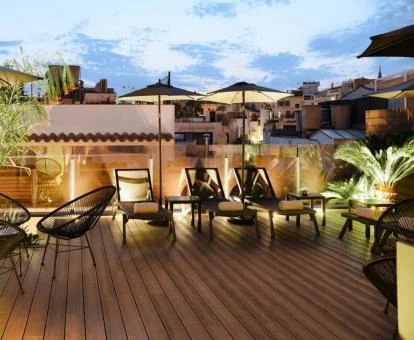Terraza comunitaria con mobiliario exterior y vistas.