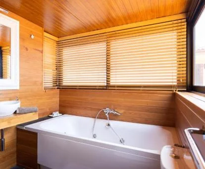 Baño con bañera de hidromasaje privada de este coqueto apartamento.