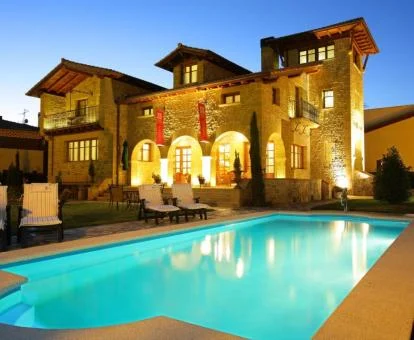 Hotel con encanto con piscina exterior y bella iluminación.