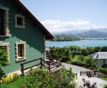 Edifcio de este hotel rural con balcón y vistas al mar.