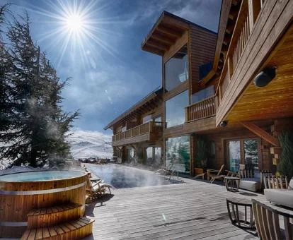Espectacular hotel en la nieve con piscina exterior y jacuzzi.