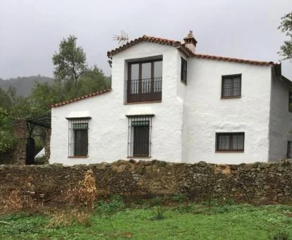 Preciosa casa rural con zonas exteriores rodeada de naturaleza.