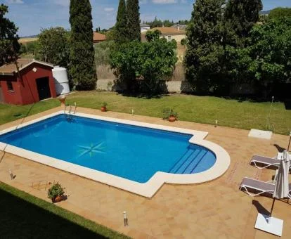 Zona exterior con piscina al aire libre de este hotel con encanto.