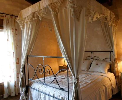 Una de las coqurtas habitaciones de estilo tradicional del hotel.