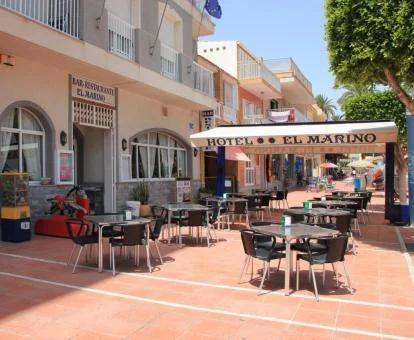 Hotel con terraza y comedores exteriores a pie de playa.