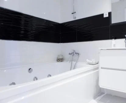 Bañera de hidromasaje privada del apartamento deluxe del establecimiento.
