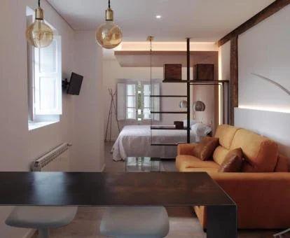 Una de las cómodas habitaciones con sala de estar de este hotel boutique.