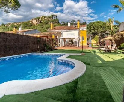 Preciosa zona exterior con piscina privada de esta casa junto al lago.
