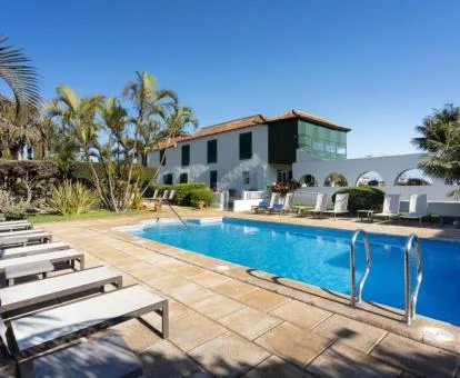 Hotel boutique con zona exterior con solarium y tumbonas de este hotel boutique.