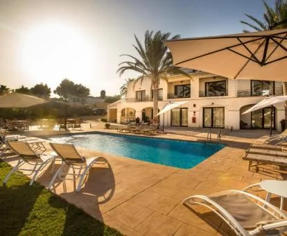 Precioso hotel con encanto con piscina y zonas exteriores.