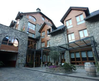 Edificio de este hotel con encanto de montaña con spa.