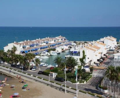 Vista aérea de este complejo de apartamentos ubicado en pleno puerto.