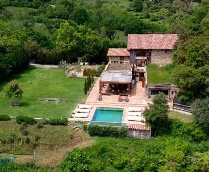 Precioso hotel rural rodeado de naturaleza con fabulosas vistas y piscina exterior.
