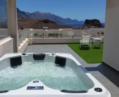 Jacuzzi privado al aire libre en la terraza de este precioso apartamento independiente.