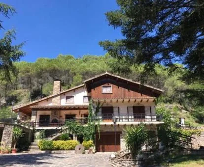 Edificio de este hotel romántico rodeado de naturaleza.