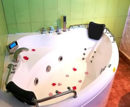 Bañera de hidromasaje privada de uno de los estudios de este establecimiento.