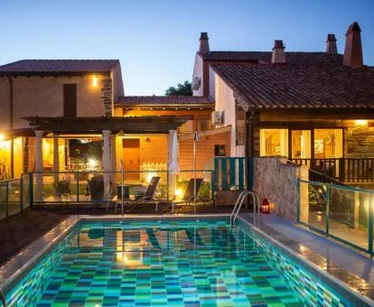 Coqueto hotel rural con piscina al aire libre.