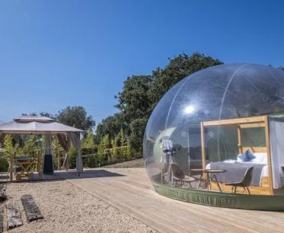 Una de las habitaciones burbuja de este glamping con zona exterior privada.
