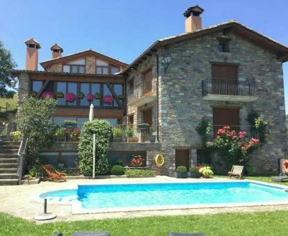 Precioso edificio de piedra con piscina exterior de este hotel romántico.