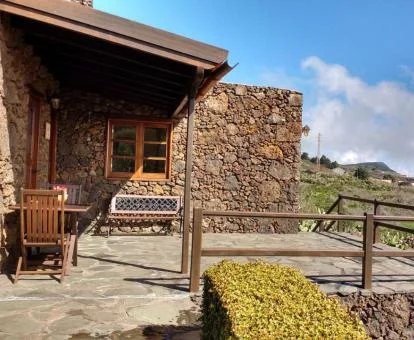 Coqueta casa rural de piedra con vistas a la naturaleza.