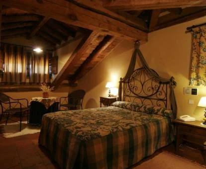 Una de las habitaciones de estilo rústico de este acogedor hotel rural tradicional.