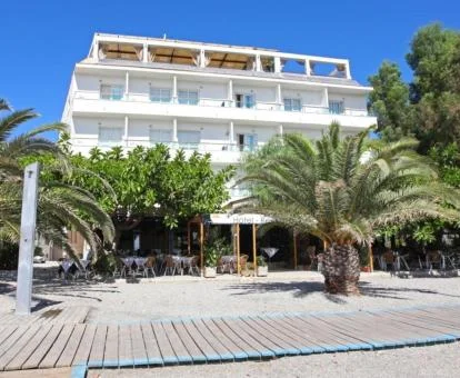 Edificio de este hotel romántico a pie de playa.