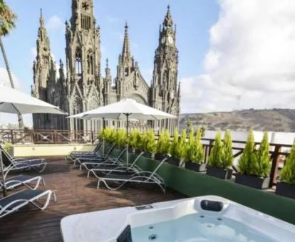 Terraza solarium en la azotea de este hotel con encanto con jacuzzi y vistas a la iglesia.