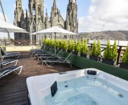 Terraza solarium con vistas a la iglesia de este precioso hotel.