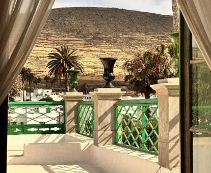 Terraza con vistas a las montañas que rodean este hotel tradicional.