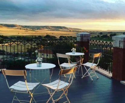 Terraza con comedor exterior y fabulosas vistas de esta coqueta posada.