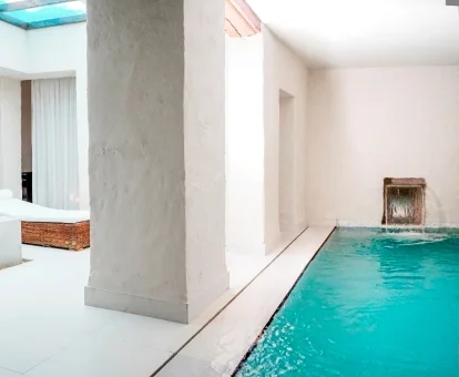 Piscina interior con chorros de cascada del circuito termal del hotel.