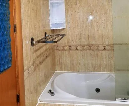 Bañera de hidromasaje privada en el baño del apartamento.
