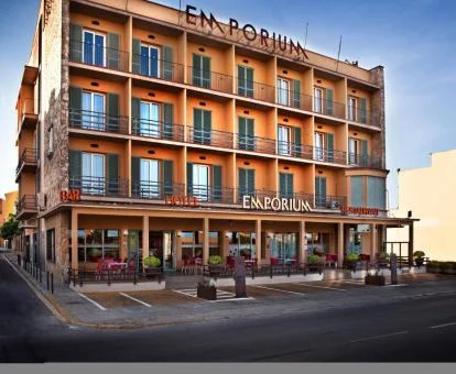 Edificio de este hotel solo para adultos con zona exterior.