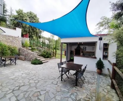 Terraza con mobiliario exterior de esta coqueta casa independiente.