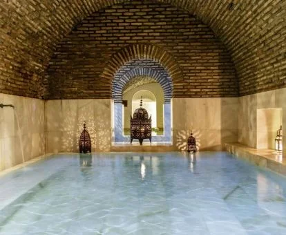 Zona de aguas del centro de bienestar del hotel.