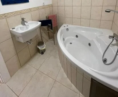 Bañera de hidromasaje privada en el baño de este apartamento independiente.