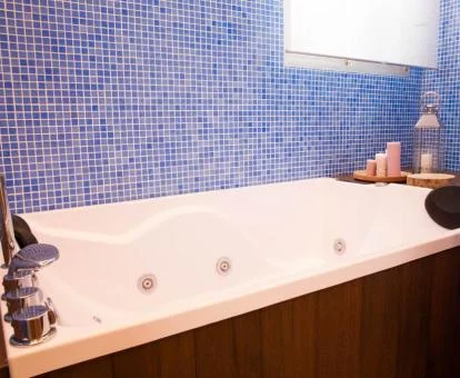 Bañera de hidromasaje privada del apartamento de un dormitorio de este establecimiento.
