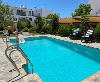 Agradable zona exterior con piscina y solarium de este hotel boutique.