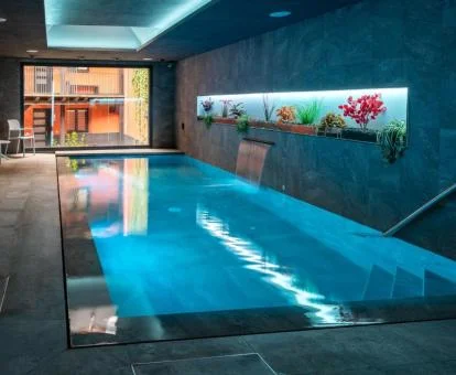 Zona interior con piscina spa desde complejo de apartamentos.