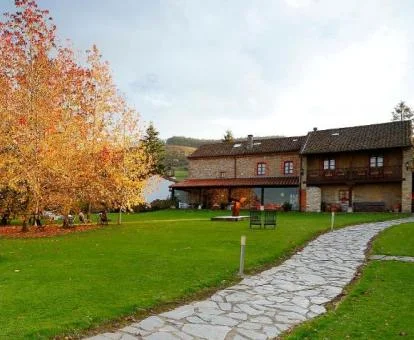 Edificio de este hotel rural con grandes jardines.