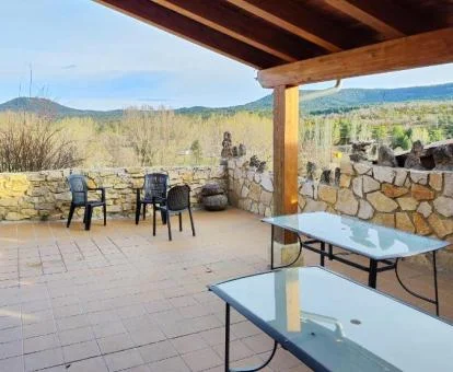Terraza privada con mobiliario exterior y vistas a la naturaleza de esta coqueta casa independiente.