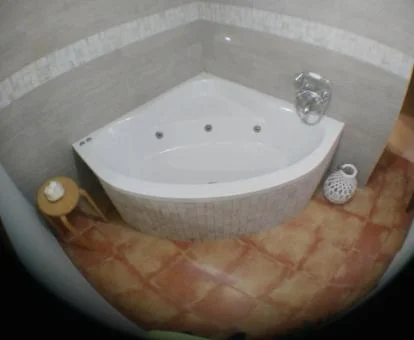 Bañera de hidromasaje privada de este acogedor apartamento particular.