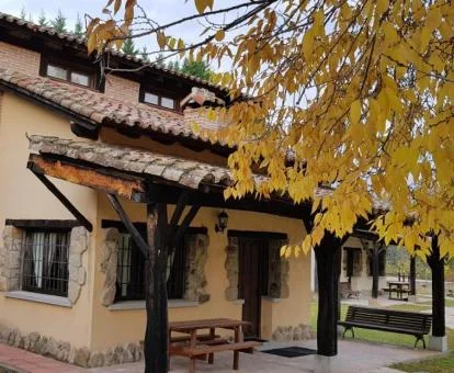Hermosa casa rural independiente rodeada de vegetación.